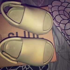 Infant yeezy slides size 5k